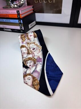 Bernard of Hollywood Marilyn Monroe Portrait-Print Tie in Navy & Pink NWOT Glam